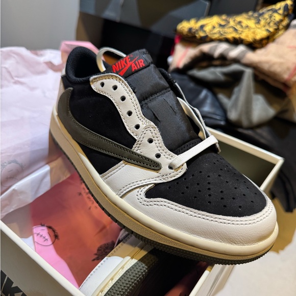 Travis Scott x Wmns Air Jordan 1 Retro Low OG SP 'Olive' - Picture 4 of 5